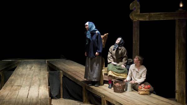 Деревянные кони спектакль на таганке. Деревянные кони театр на таганке. Деревянные кони театр на таганке. Деревянные кони на таганке. Деревянные кони на таганке.